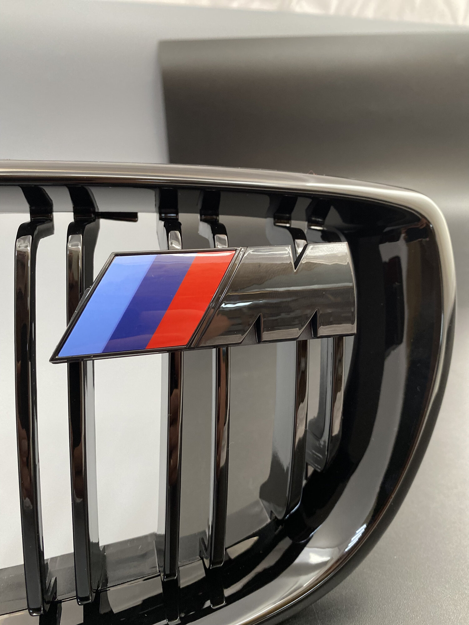 M эмблема бмв на решетку радиатора / значок BMW М черный универсальный