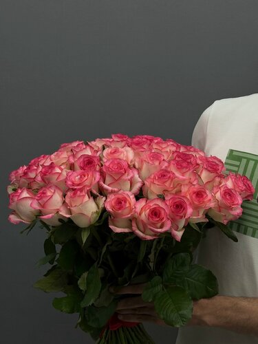 Изображение товара Букет бело-розовых роз 51 штука, от "Exotica flowers", размер М Высота 50 см