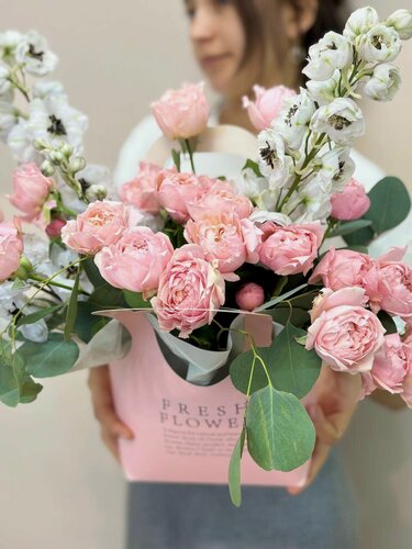 Изображение товара Букет живых цветов NURA FLOWERS кустовая роза 4, дельфиниум 5 с эвкалиптом в сумке