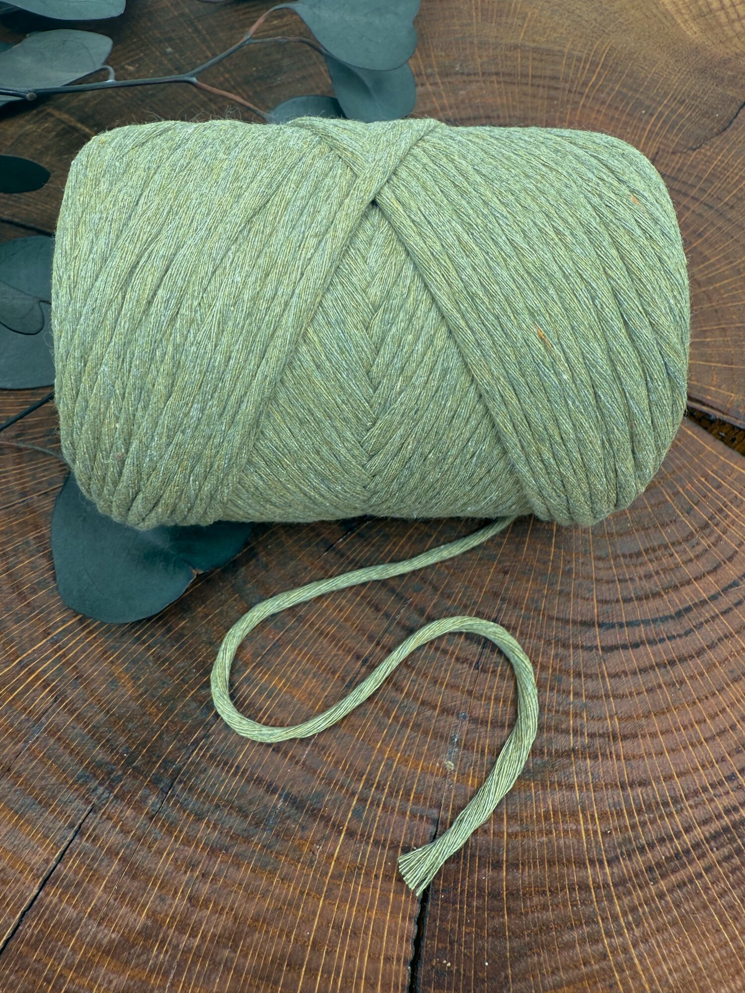 Шнур для рукоделия и макраме Dolly Hobby, 80 % хлопок, 3мм 100 метров, оливковый цвет — фото 1