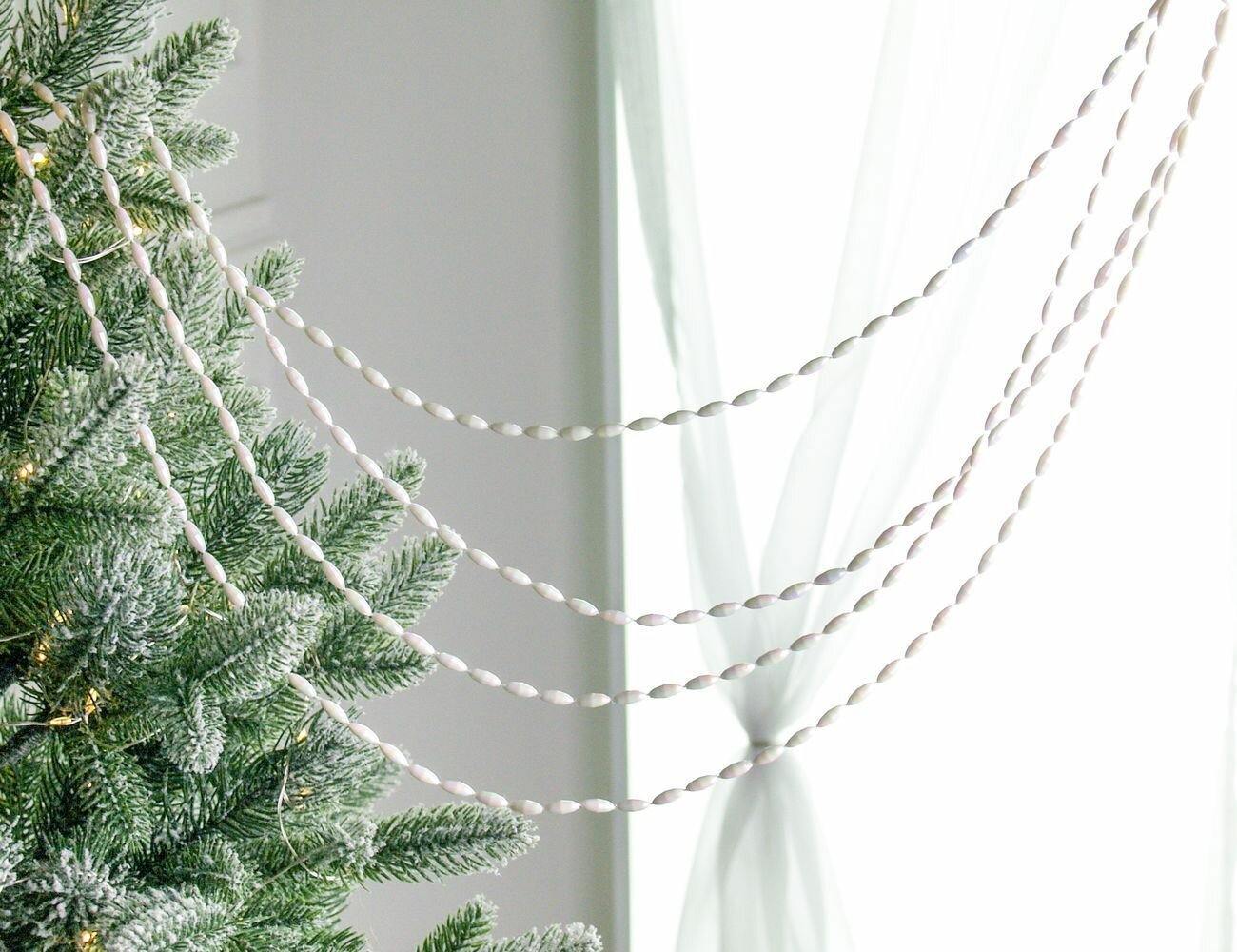 Бусы на ёлку шейни шарм пластик белые радужные 270 см Winter Deco 1001132