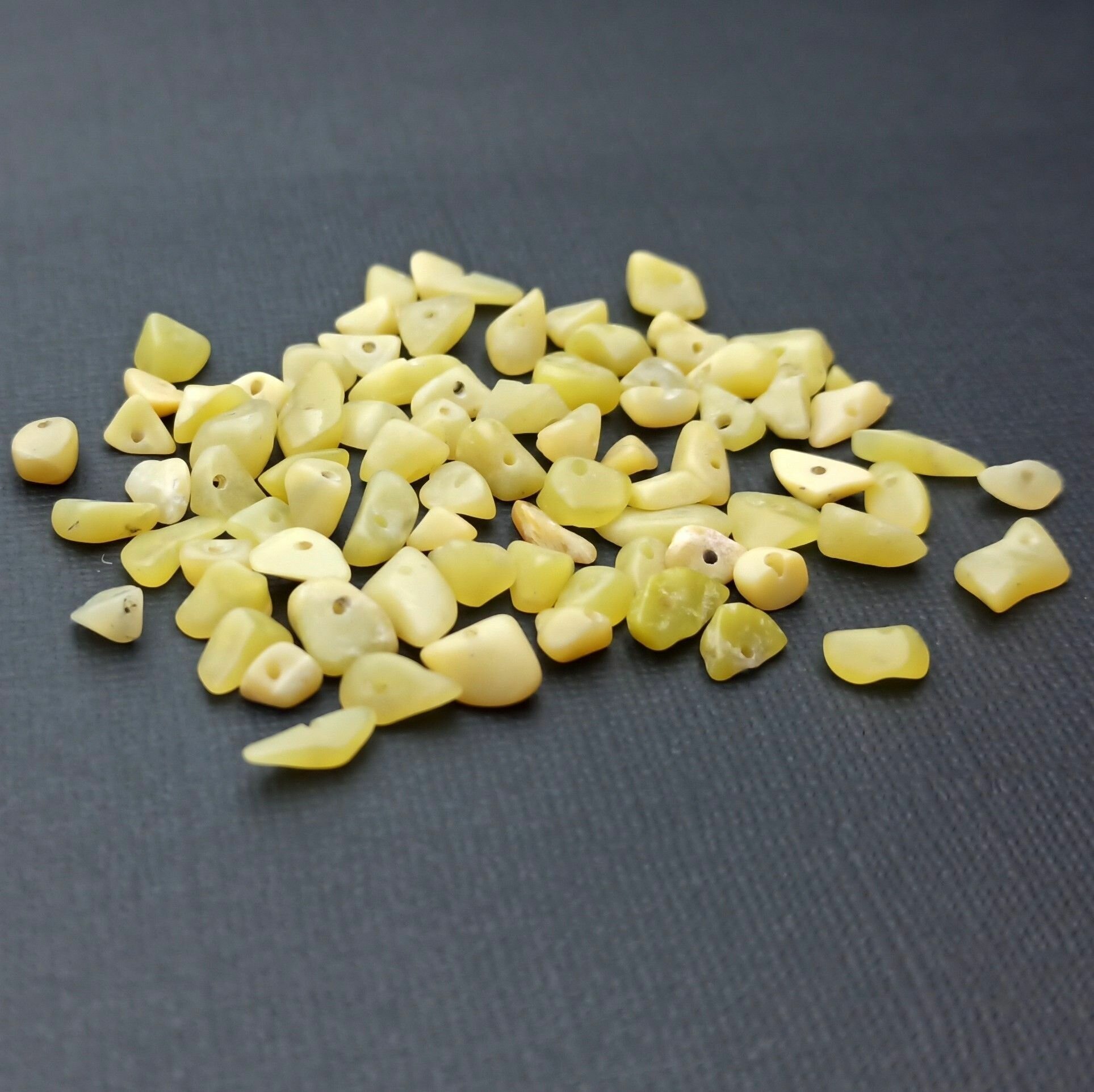 фото Бусина Опал зеленый крошка 12-2+- мм 80 шт.