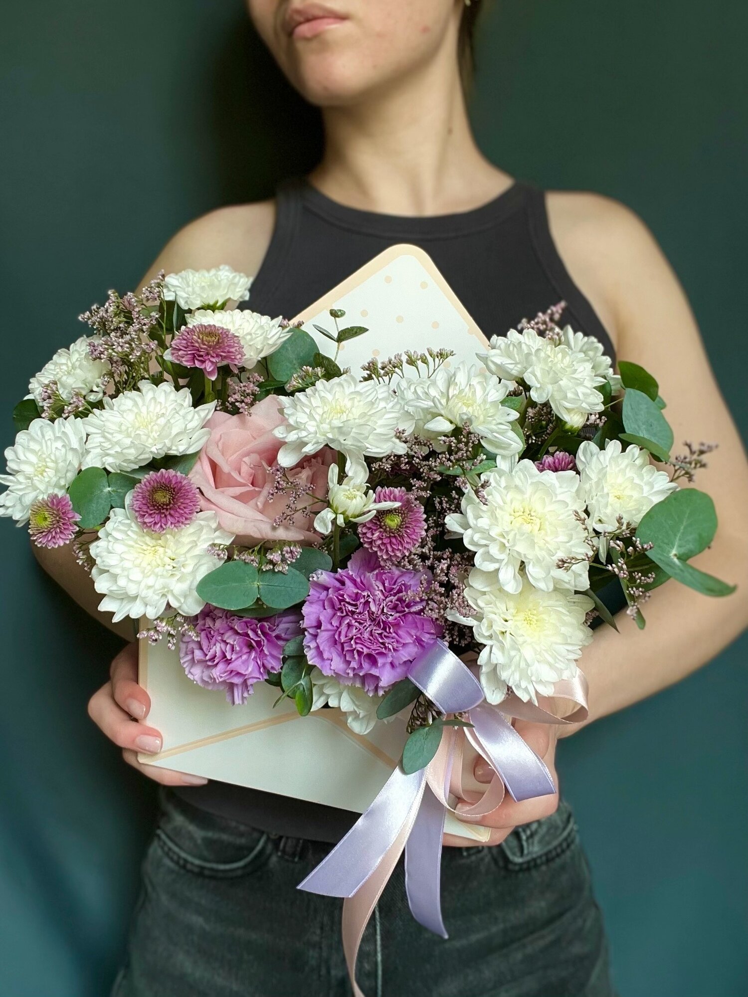 Композиция живых цветов "Конвертик" с розой хризантемой и диантусами