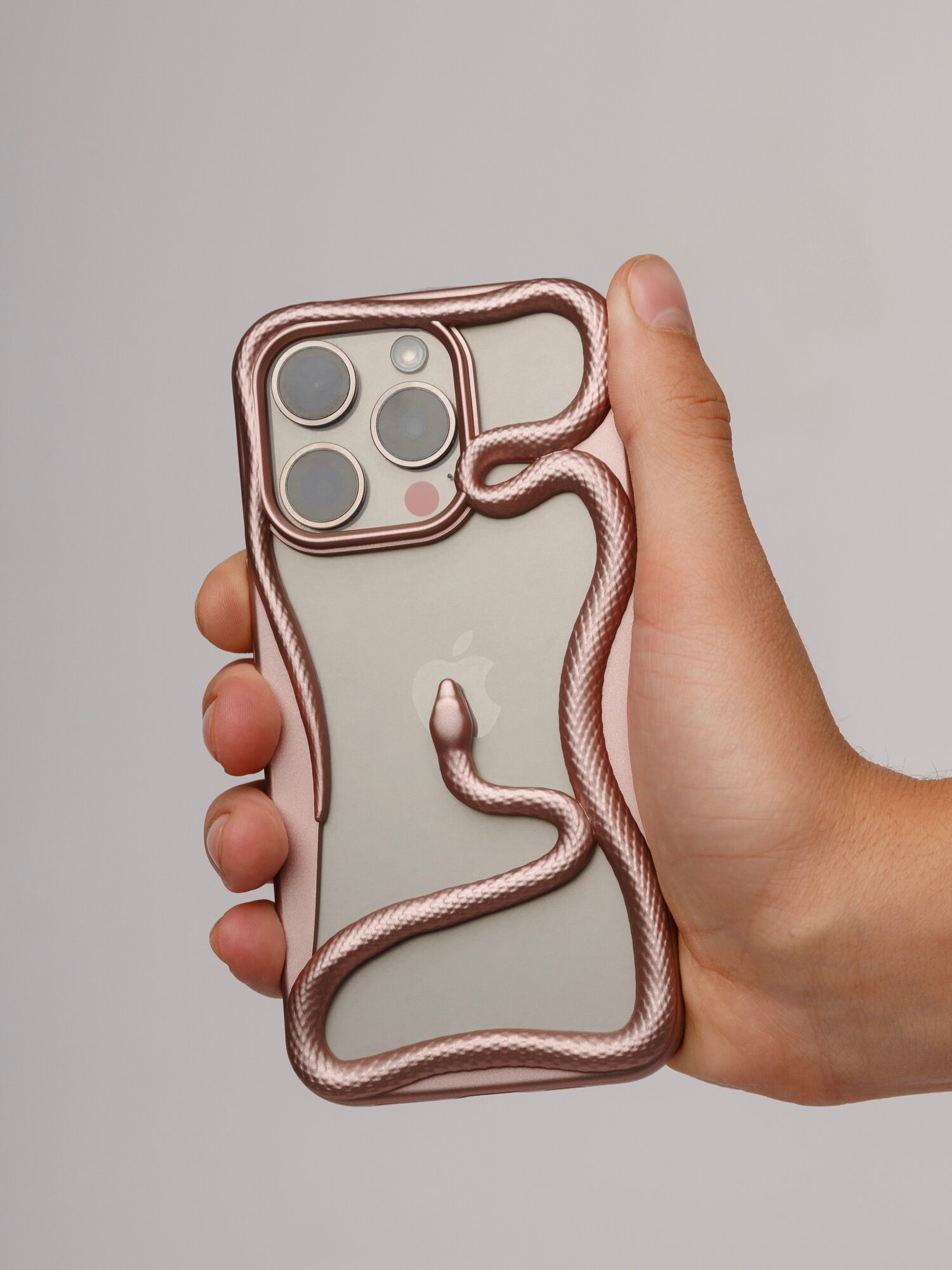 Чехол розового цвета на iPhone 14 Pro Max с змеиным принтом, пластик — фото 1