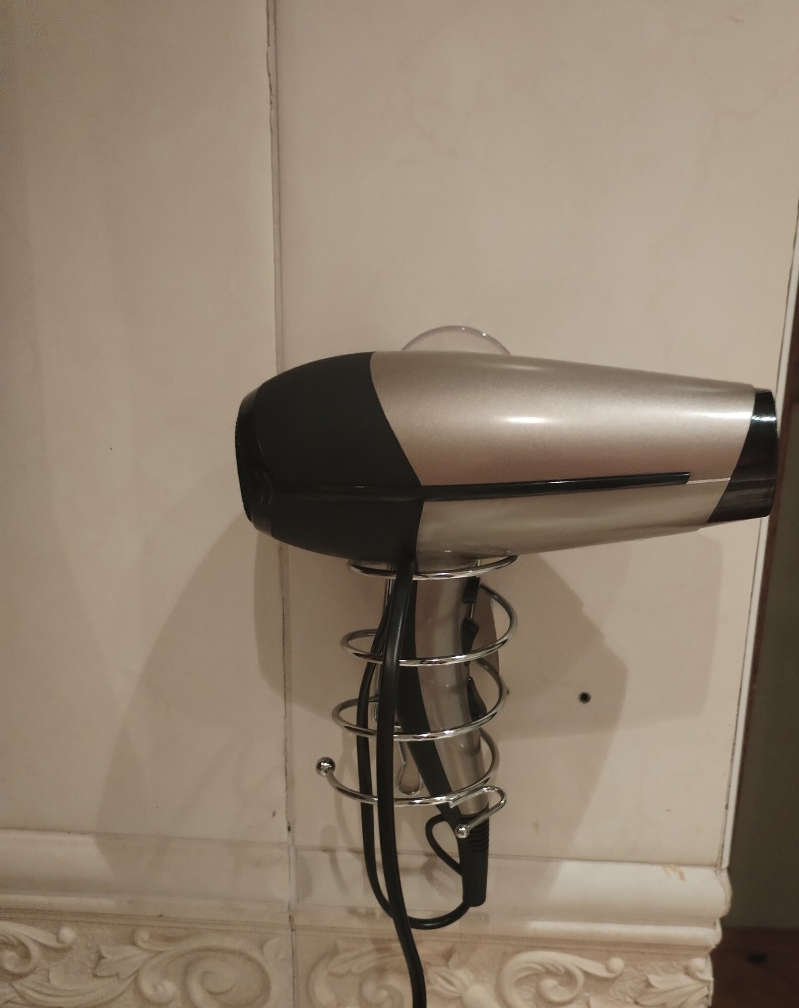 Металлический держатель настенный для фена. Крепление на вакуумных присосках.