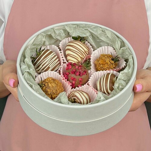 Изображение товара Клубника в шоколаде. Набор из клубники в шоколаде 7 шт в белой коробке