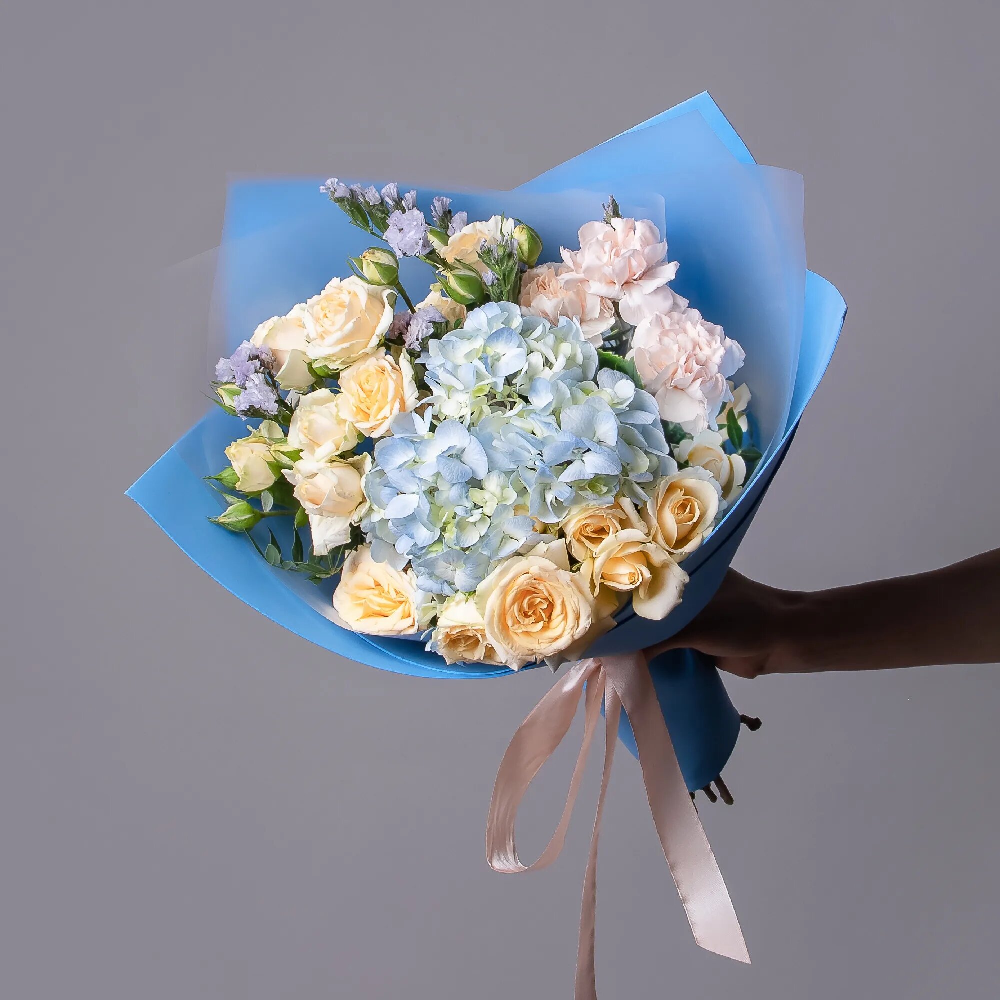 Букет цветов Синяя гармония S в коробке и аквабоксе от "Простоцветы"