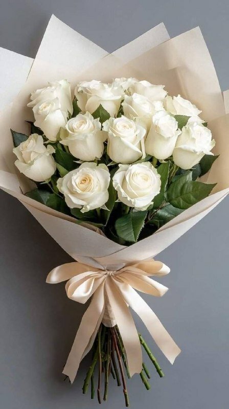 Монобукет «Белые Розы» 60см 15шт в бежевой упаковке перевязанный прекрасной лентой