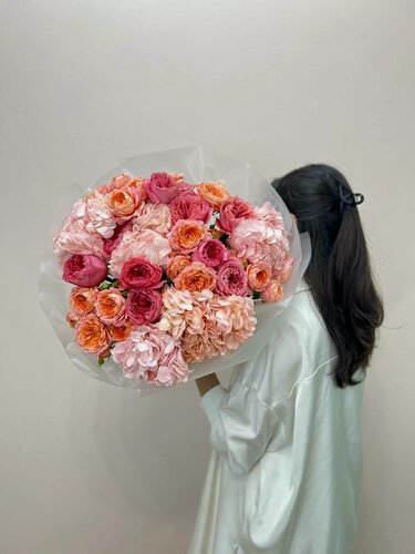 Изображение товара Букет живых цветов NURA FLOWERS, гортензия 5, роза пионовидная 10, роза кустовая 5 в крафтовой бумаге