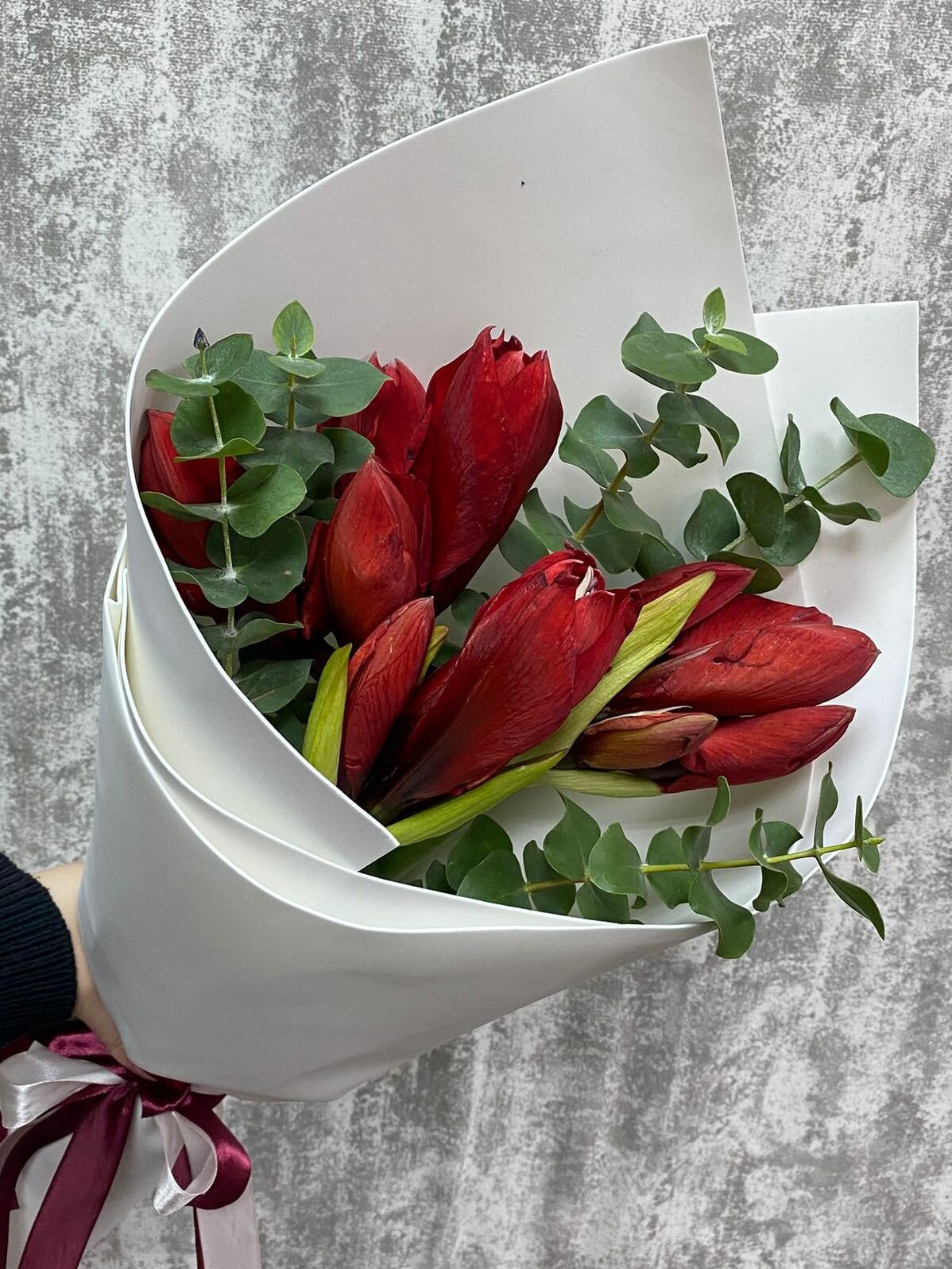 Букет из красных амариллисов с эвкалиптом в упаковке (3 штуки)