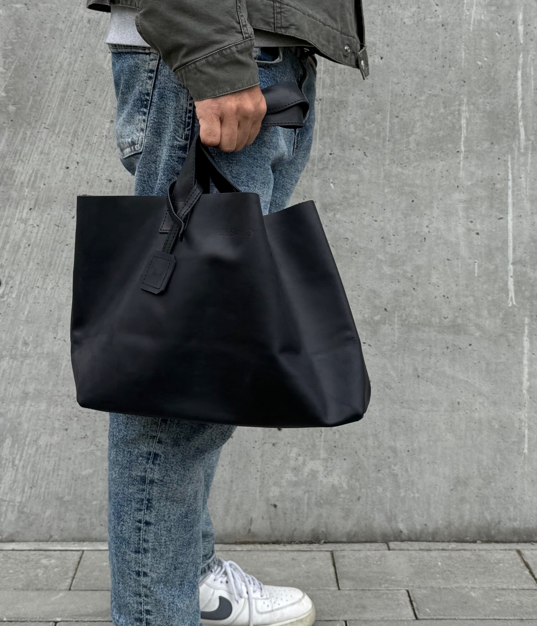 Сумка шоппер LES4MO Кожаная сумка шоппер из натуральной кожи черного цвета, размер M, фактура матовая, гладкая, черный