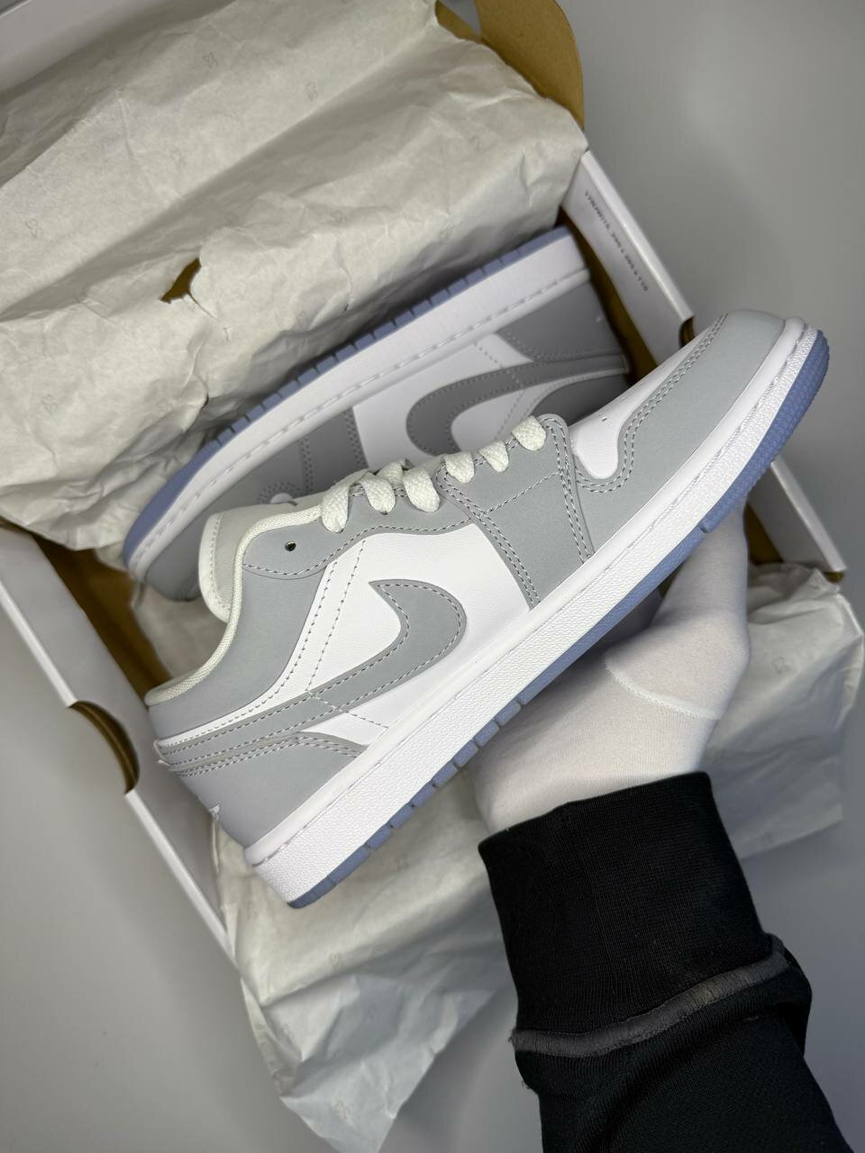 Кроссовки NIKE Air Jordan 1 Low, полнота D, размер EU 40, белый, серый — фото 1