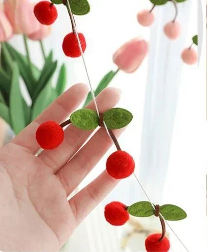 Вишневая фетровая гирлянда