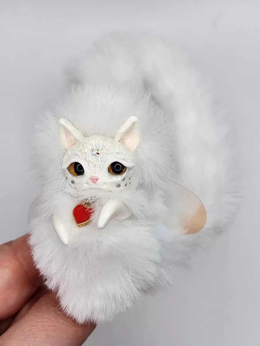 Белый кот