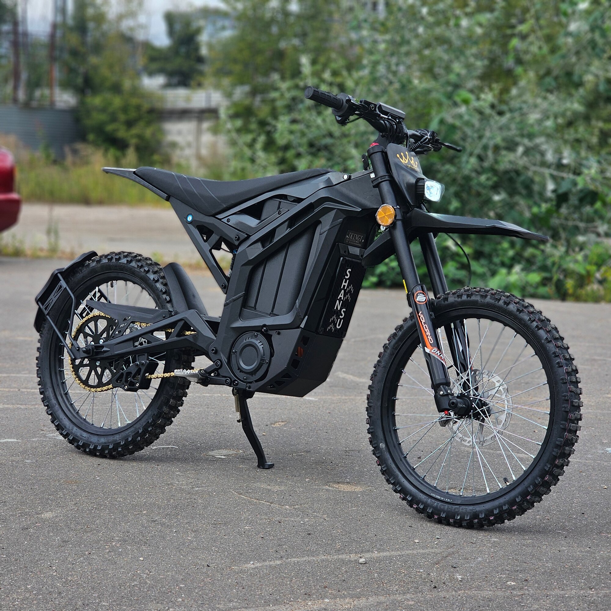 Электромотоцикл Ikingi S8 8000W в пике, 72V/40Ah, R19 колеса