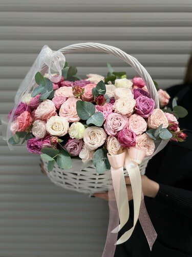 Изображение товара Авторская композиция в плетенной корзине из кустовых пионовидных роз ELITE цветочный рай