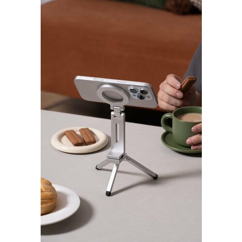 серебристый