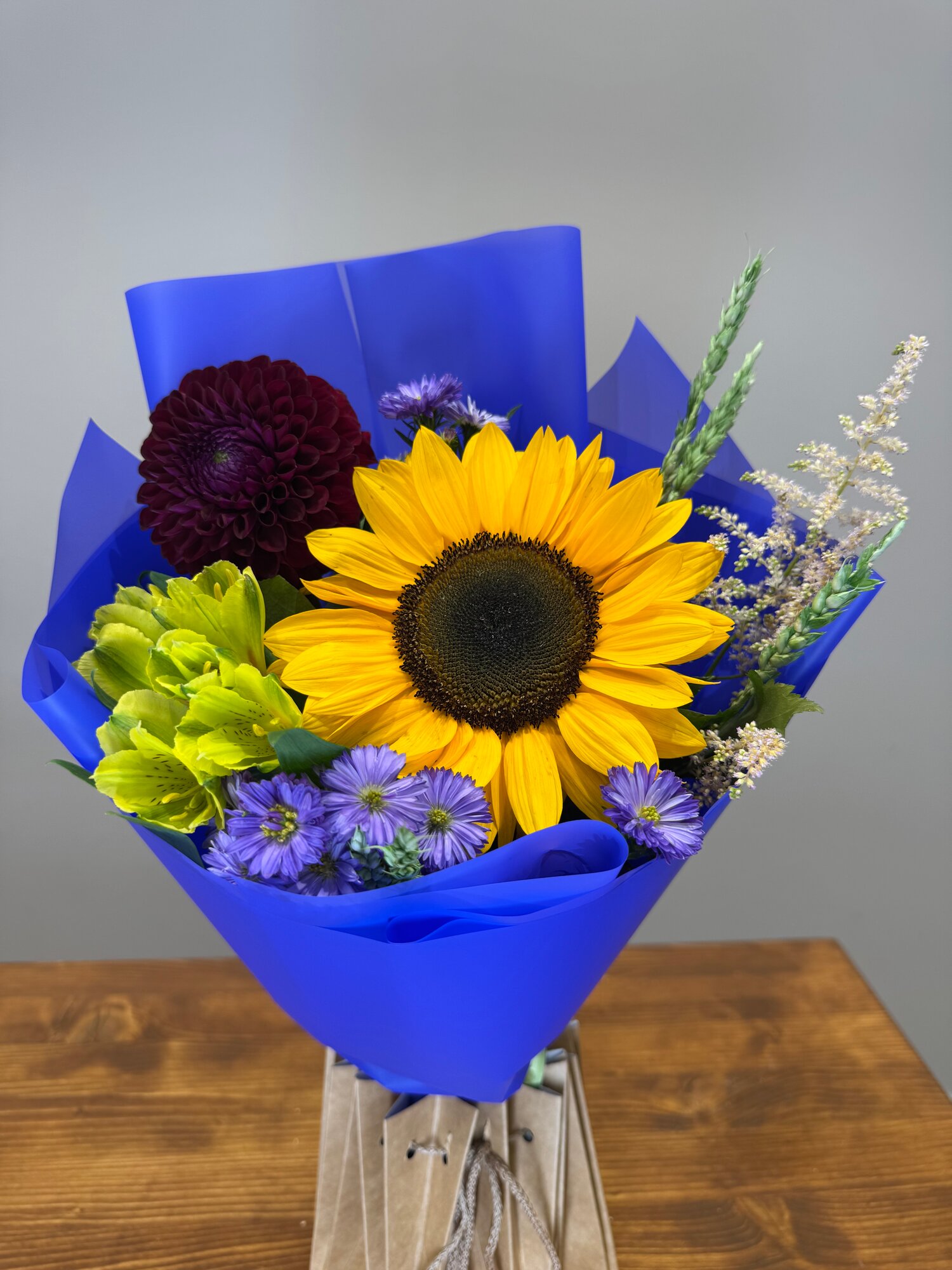 Букет цветов "С подсолнухом" георгины альстромерия оформление аквабокс