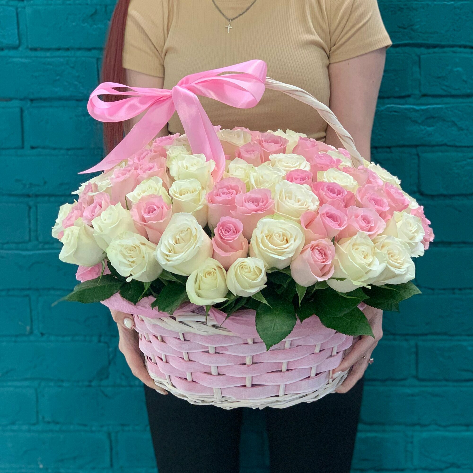 Корзина Композиция из 101 разноцветной розы кении