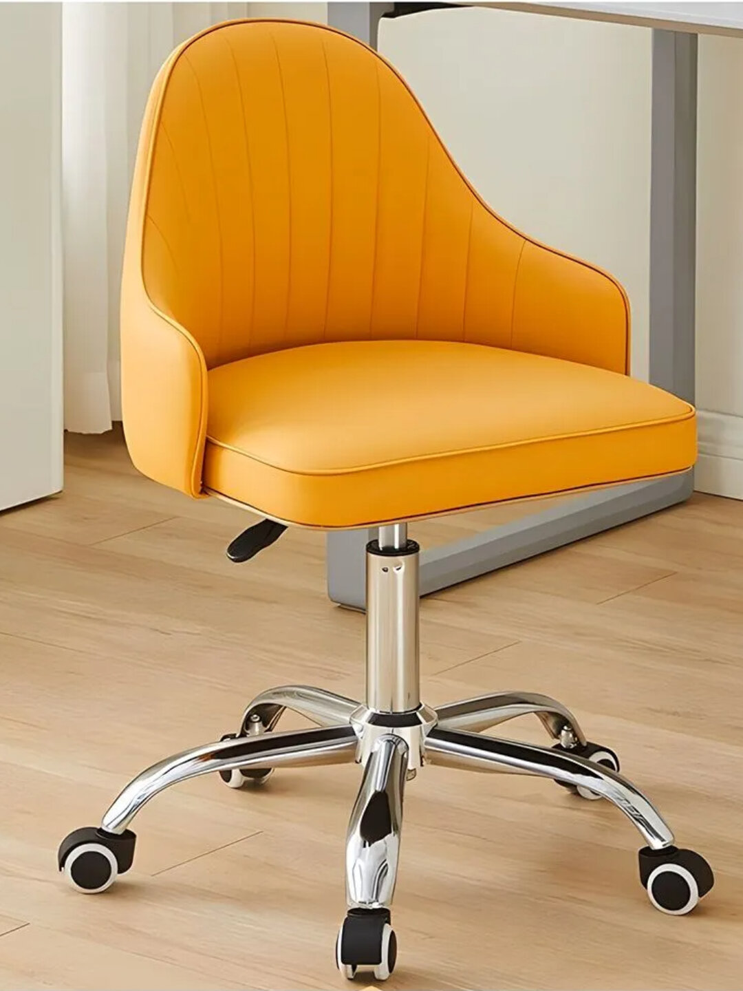 Офисное кресло на колёсах с регулировкой высоты, мягкое сиденье и спинка