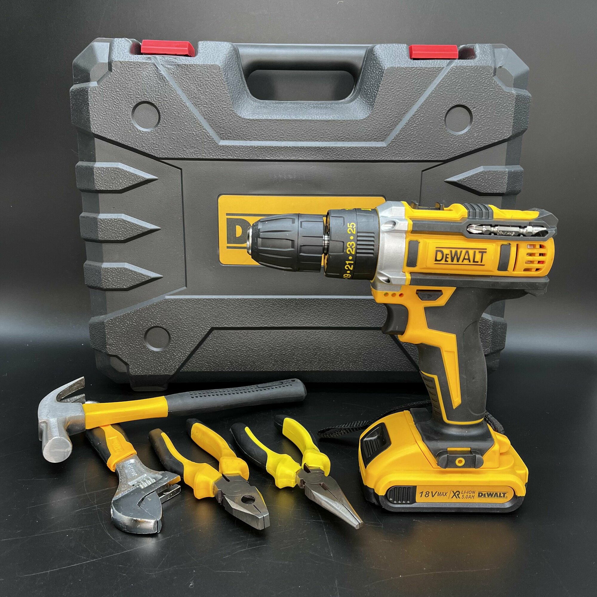 Шуруповерт DeWalt с набором инструментов / дрель шуруповерт 18V 2 АкБ от аккумулятора / набор инструментов в кейсе
