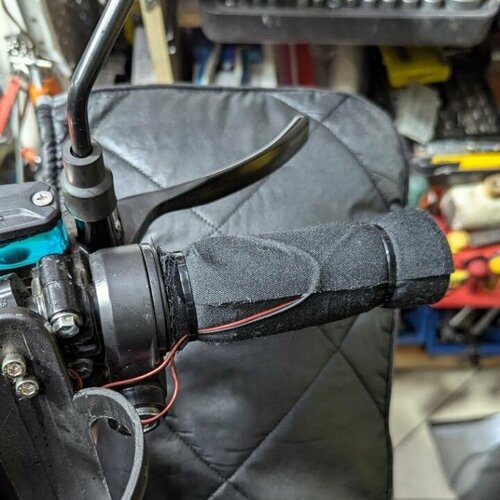 Комплект для холодной погоды: электроподогрев для ручек (2шт) + варежки-муфты для электровелосипедов монстр колхозник