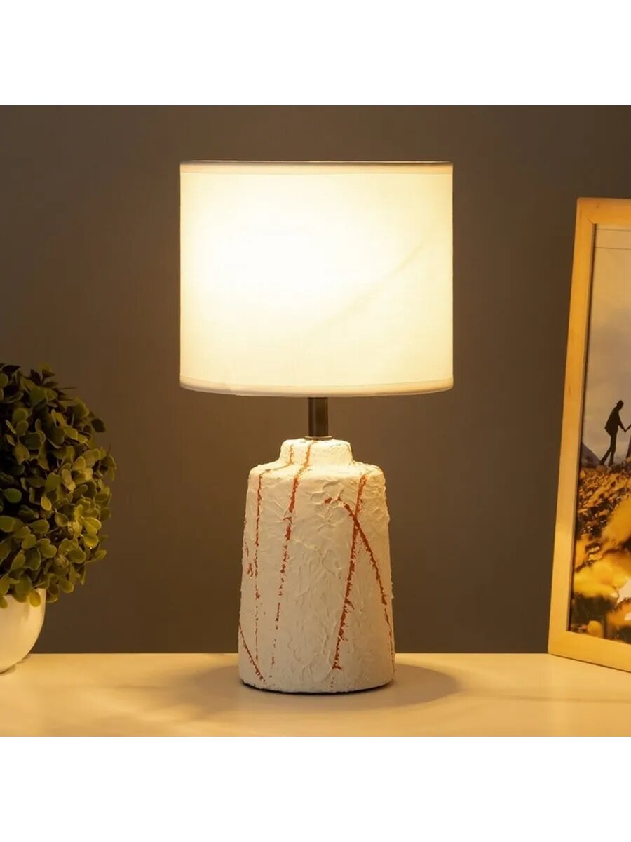 Элегантная настольная лампа с текстильным абажуром