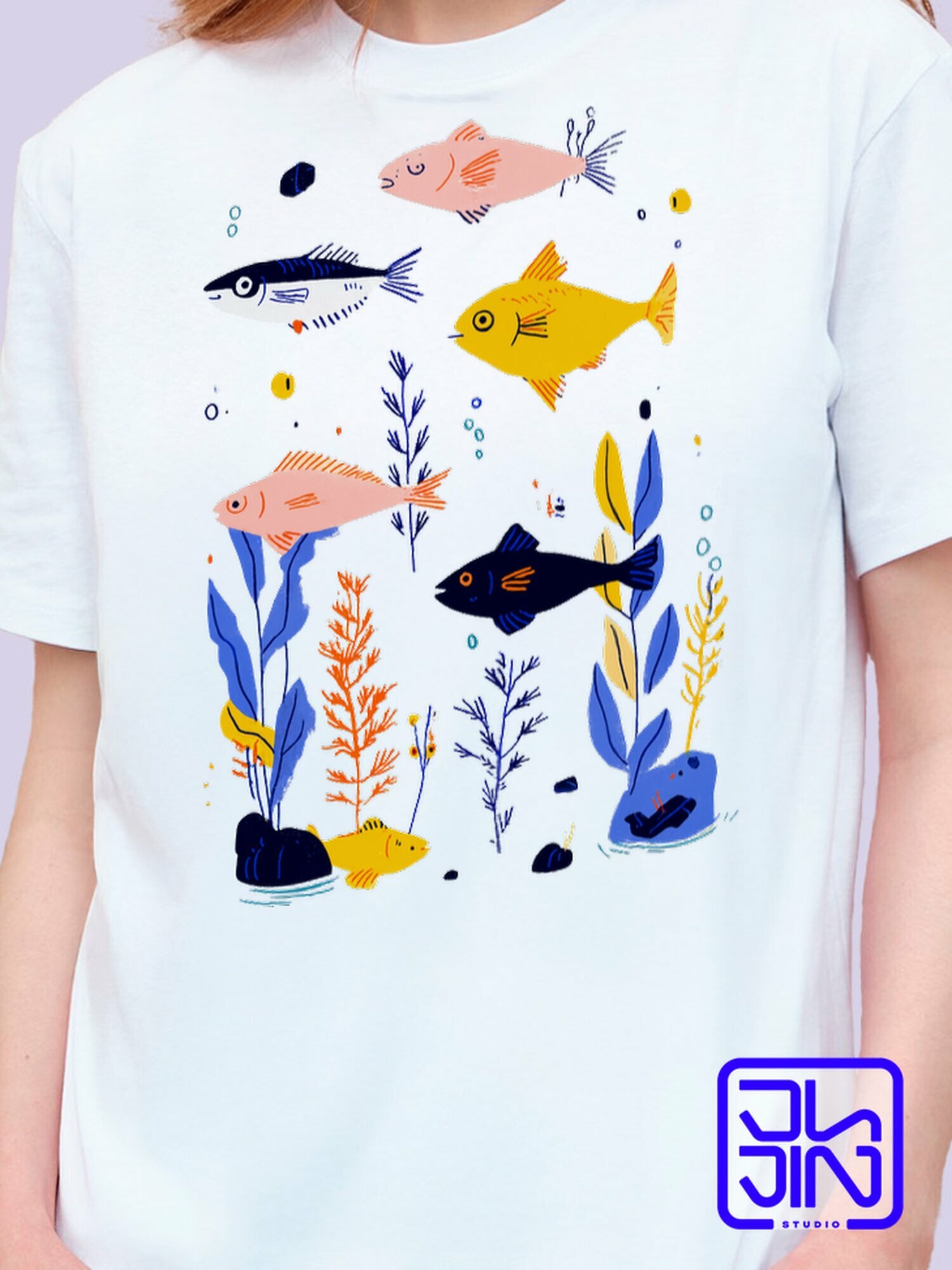 Футболка классическая женская с авторским принтом Веселая синяя пляжная композиция с рыбой и растениями ультрамарин океан, белый хлопковый трикотаж с прикольным рисунком на груди