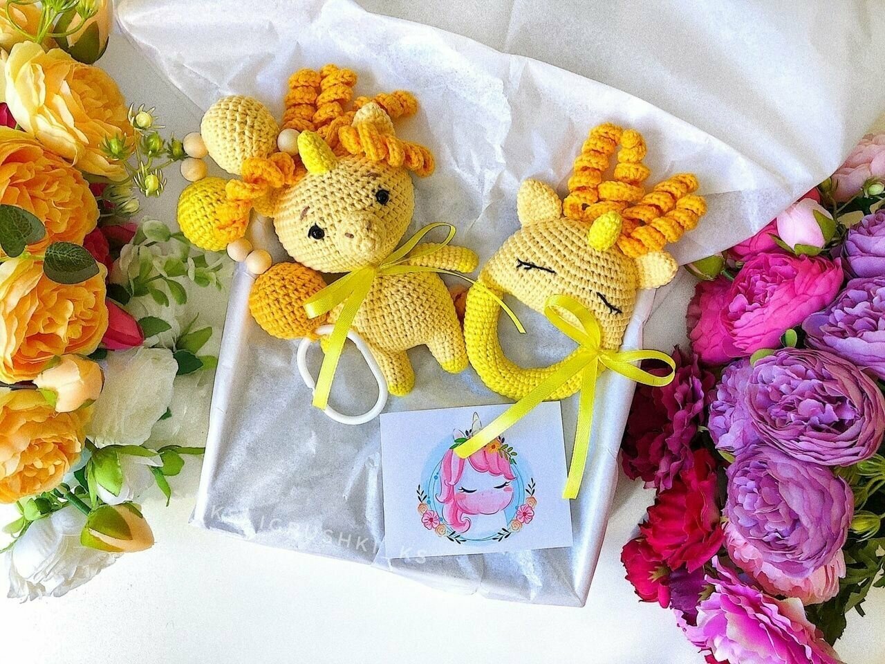 Подарочный набор желтый единорог для новорожденных. Вязаные игрушки. Подвеска на коляску и погремушка детская.