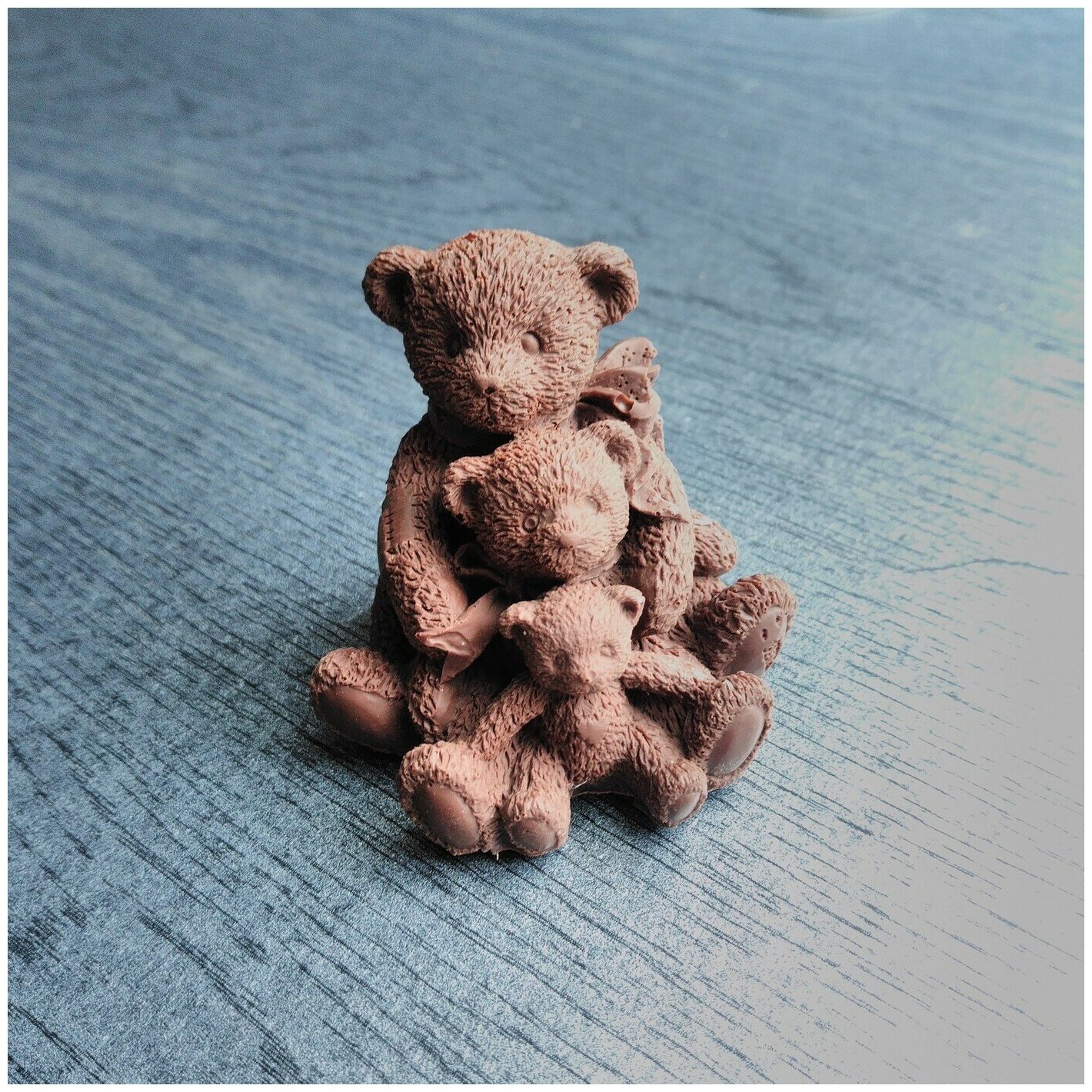 Подарочная шоколадная фигура Frade/Фраде - Три медведя (вес-132г) (молочный) - фотография № 3