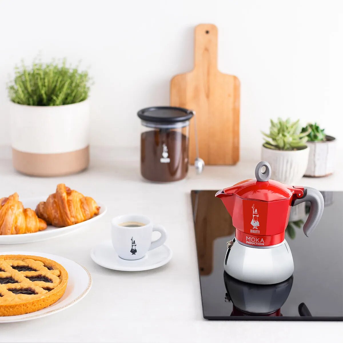 Гейзерная кофеварка Bialetti 6942 Moka induction на 2 чашки красная — фото 1