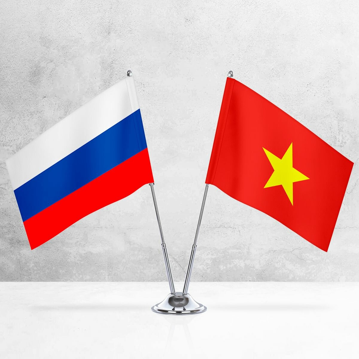 Настольные флаги России и Вьетнама на металлической подставке под серебро