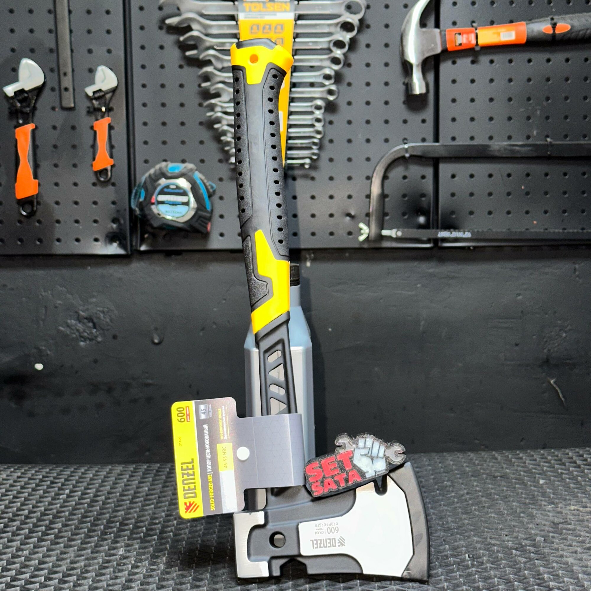 Цельнокованый топор Denzel 21499 двухкомпонентная рукоятка 600г