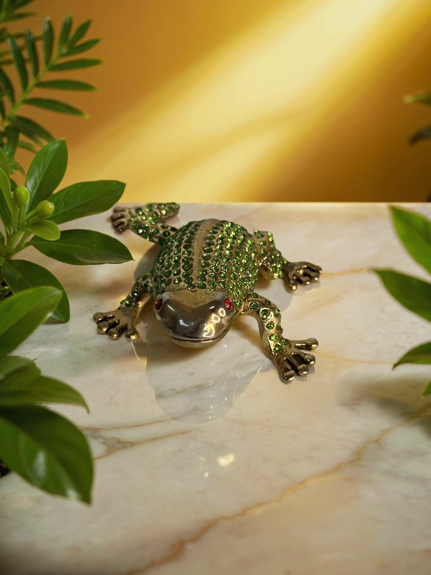 Шкатулка-фигурка Лягушка металлическая со стразами, 6*2*7 см