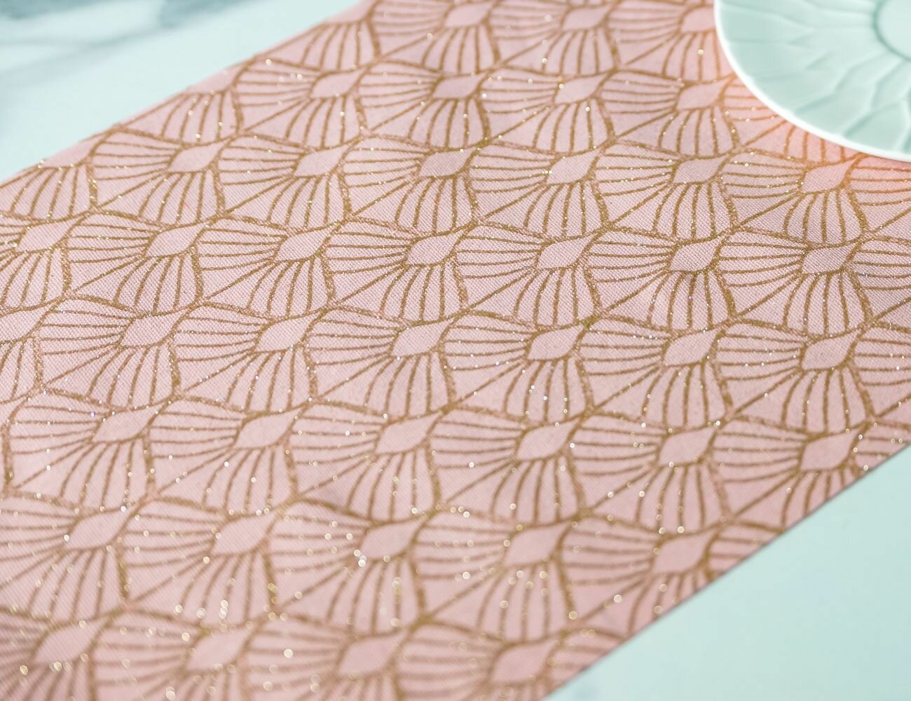 Ткань для декорирования романтичная экзотика - лотосы розовая 28х270 см Koopman International 767610190-1