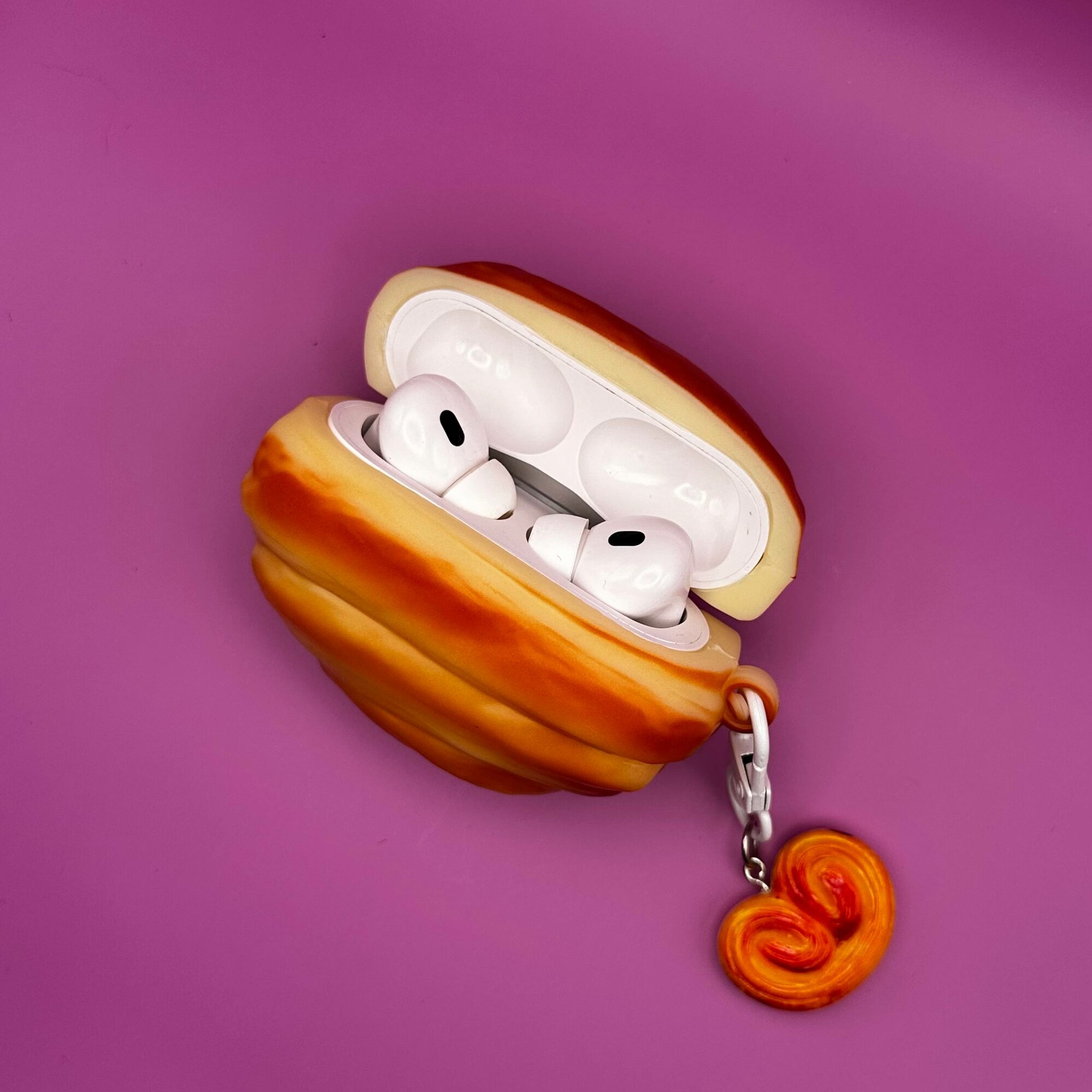 Чехол для наушников AirPods Pro/Pro2 "CROISSANT" / "круассан", силиконовый, оранжево-коричневый цвет