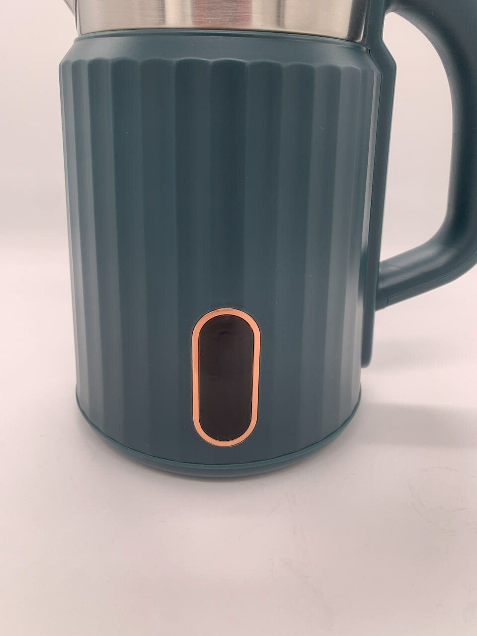 Электрический чайник Elektra — быстрый нагрев, безопасное использование, удобная конструкция