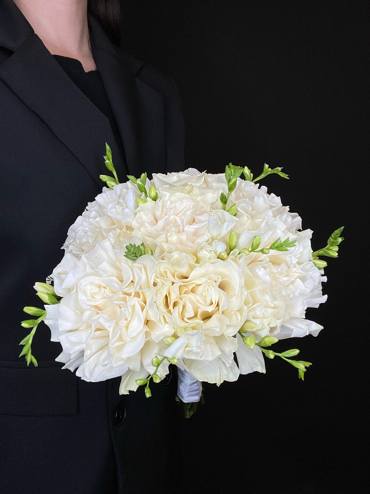 Букет невесты (роза - 7 шт фрезия - 10 шт) круглый цвет белый