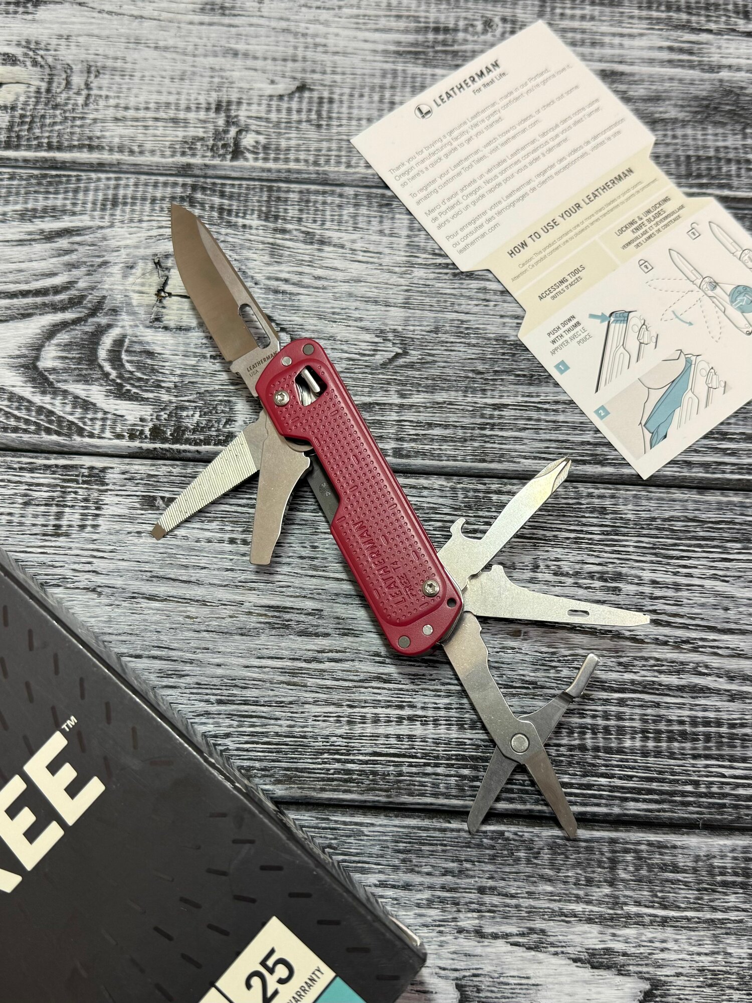 Мультитул Leatherman FREE T4 Crimson