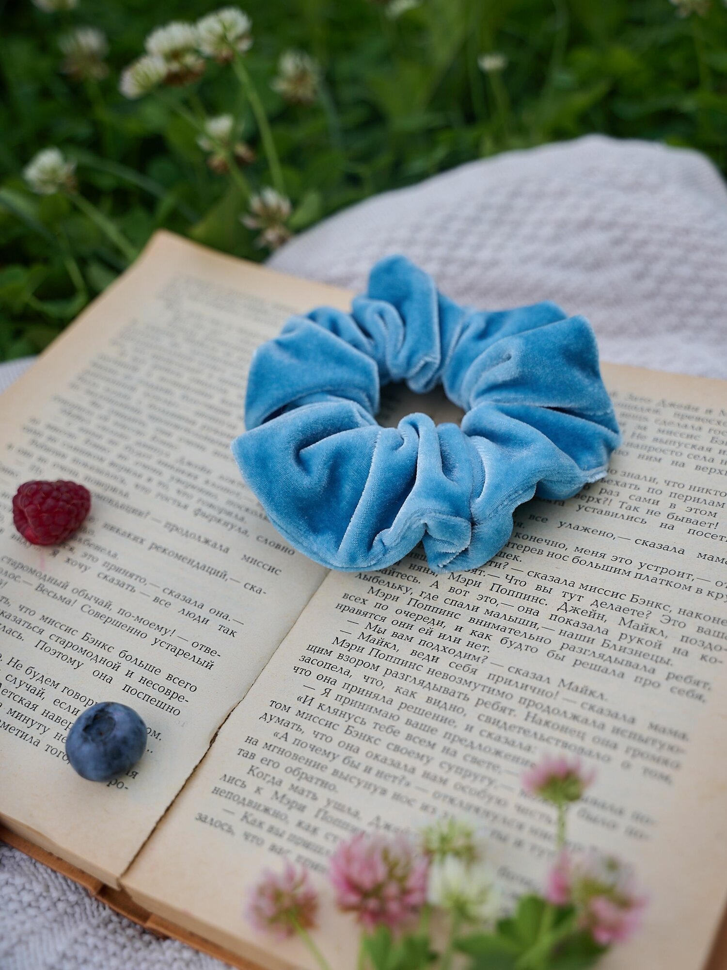 Резинка для волос бархатная голубая 1 шт — фото 1