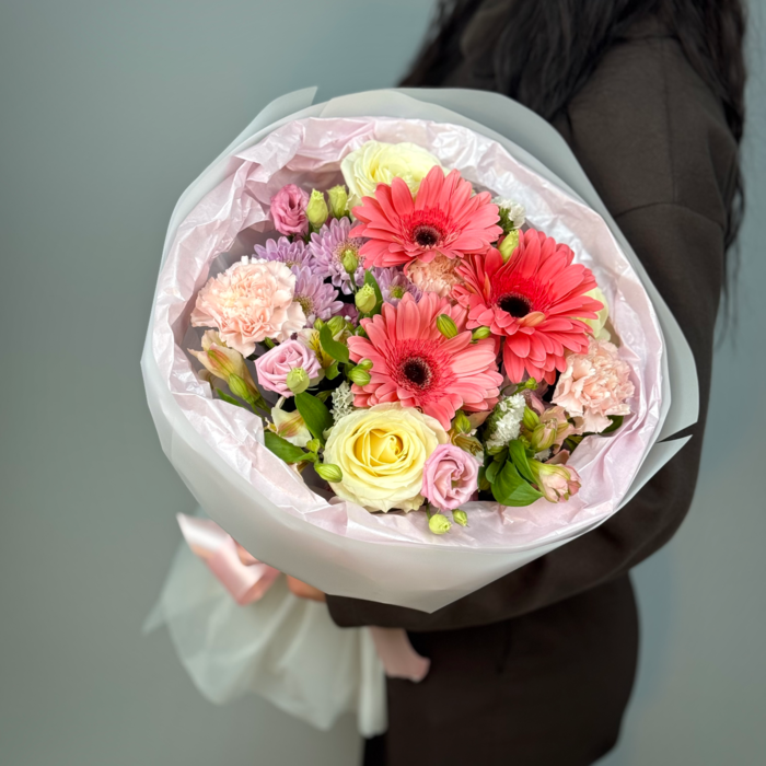 Букет Моника в стильной упаковке   365 Поводов    живые цветы с доставкой