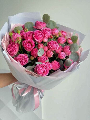 Изображение товара Букет из розовых кустовых роз и эвкалипта в стильной упаковке