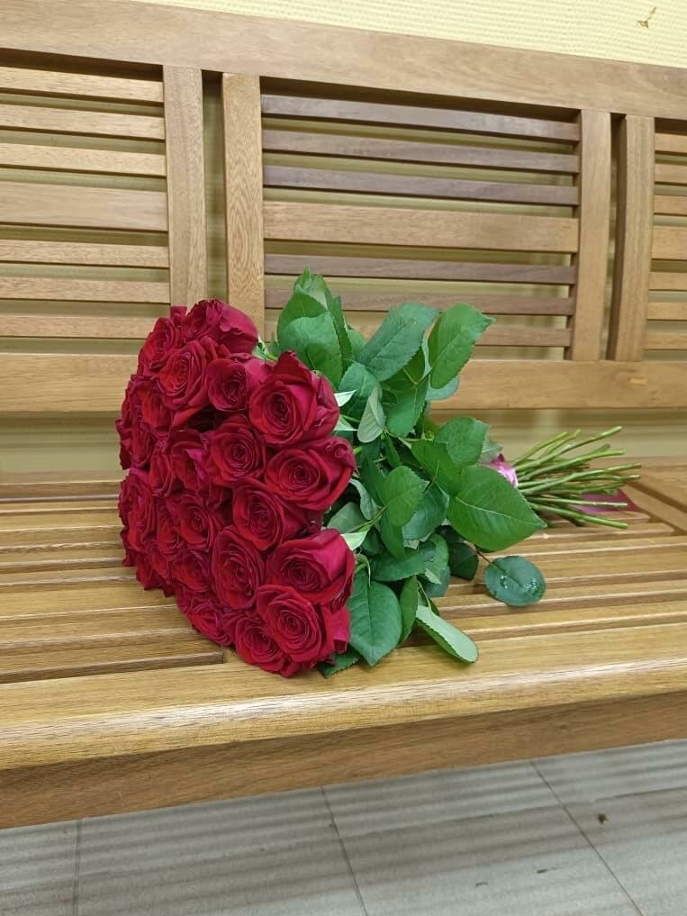 Живые цветы букет красных роз 31 шт. 50 см, "Пылающее сердце", сорт - "Ред Наоми", Rurose