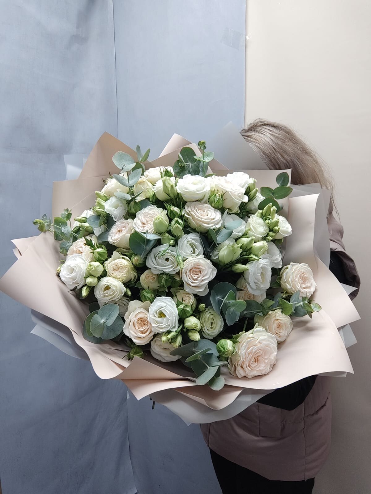 Букет из кустовой пионовидной розы эустомы эвкалипта