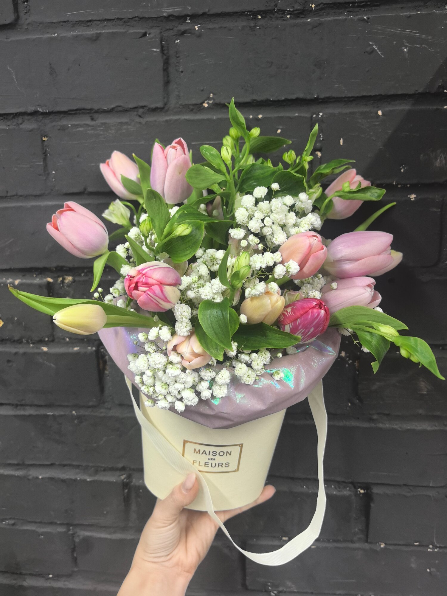 Композиция в коробке с весенними тюльпанами нежной альстромерией и гипсофилой