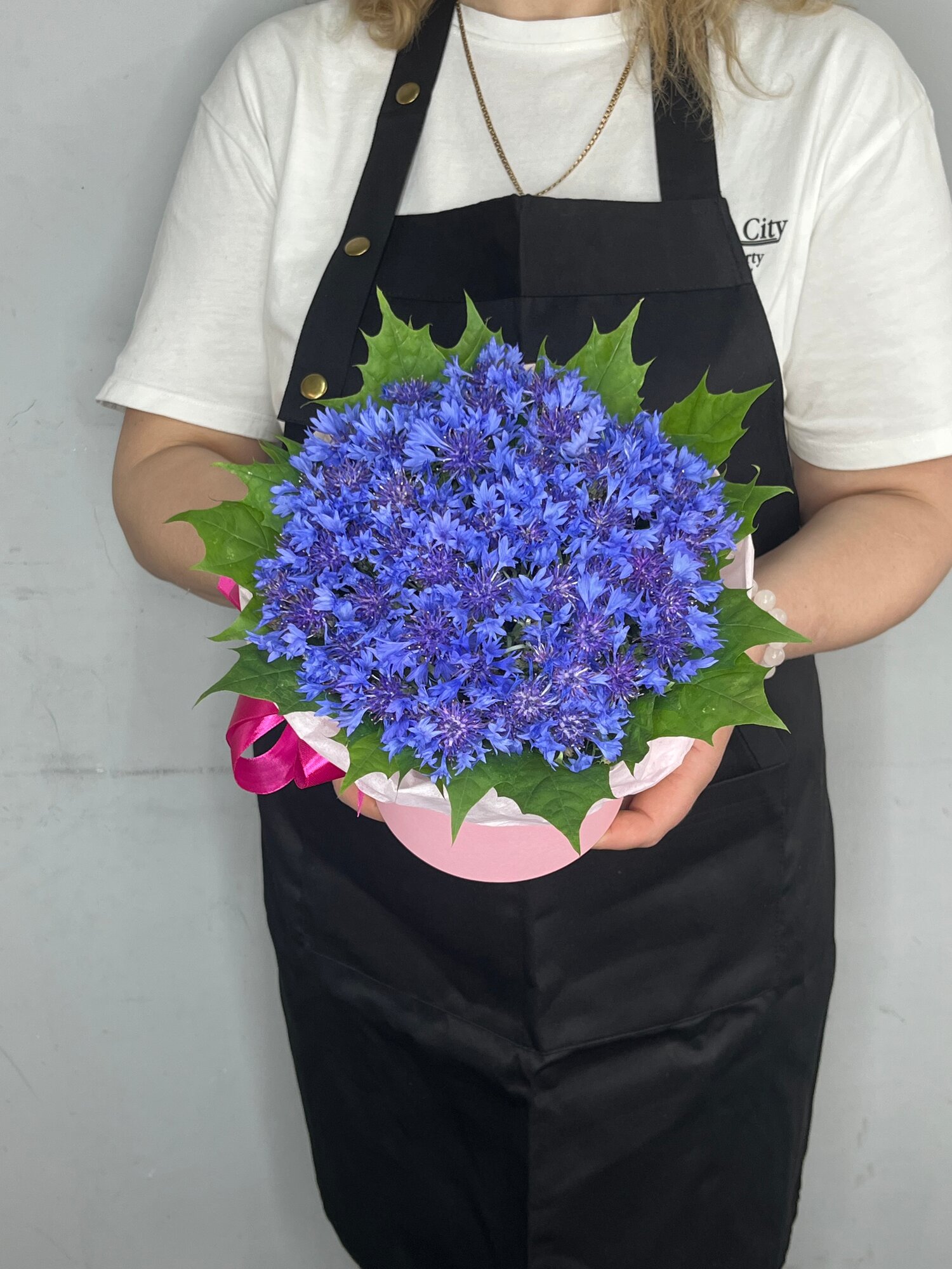 Васильки в розовой коробке The flower shop Васильки