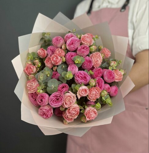 Изображение товара Букет живых цветов. Кустовые пионовидные розы Сильва Пинк и кустовые пионовидные розы Мадам Бомбастик