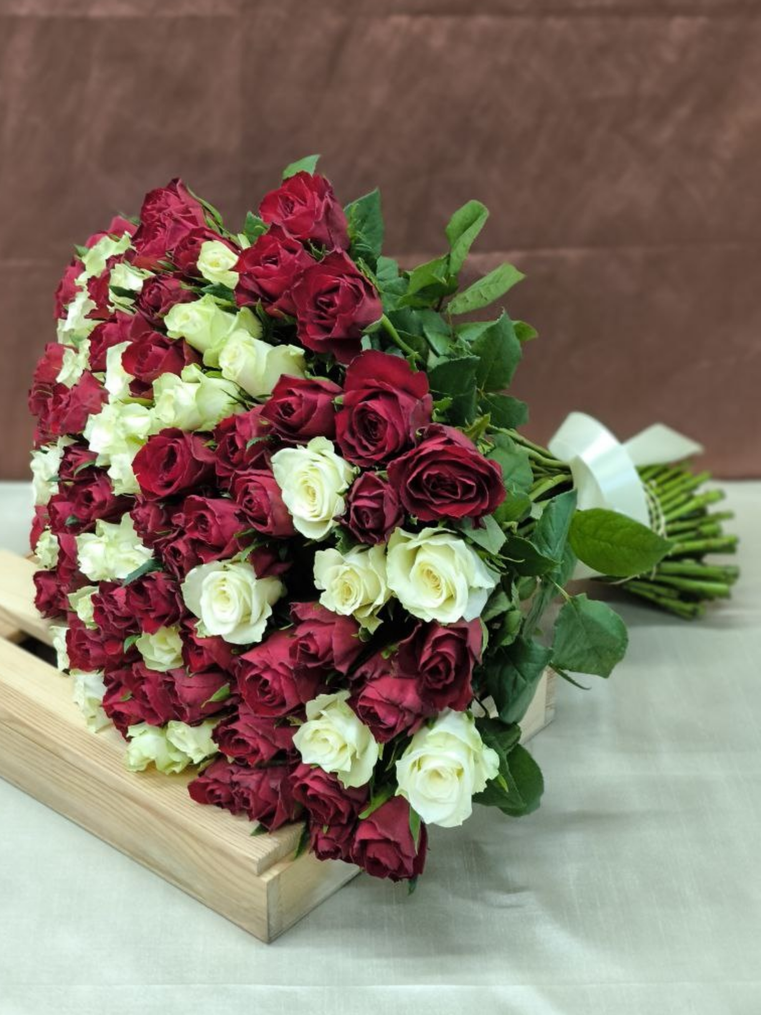 Букет живых цветов из Роз Микс Красная Белая 101 шт. высота 42 см. SIMFONI FLOWERS