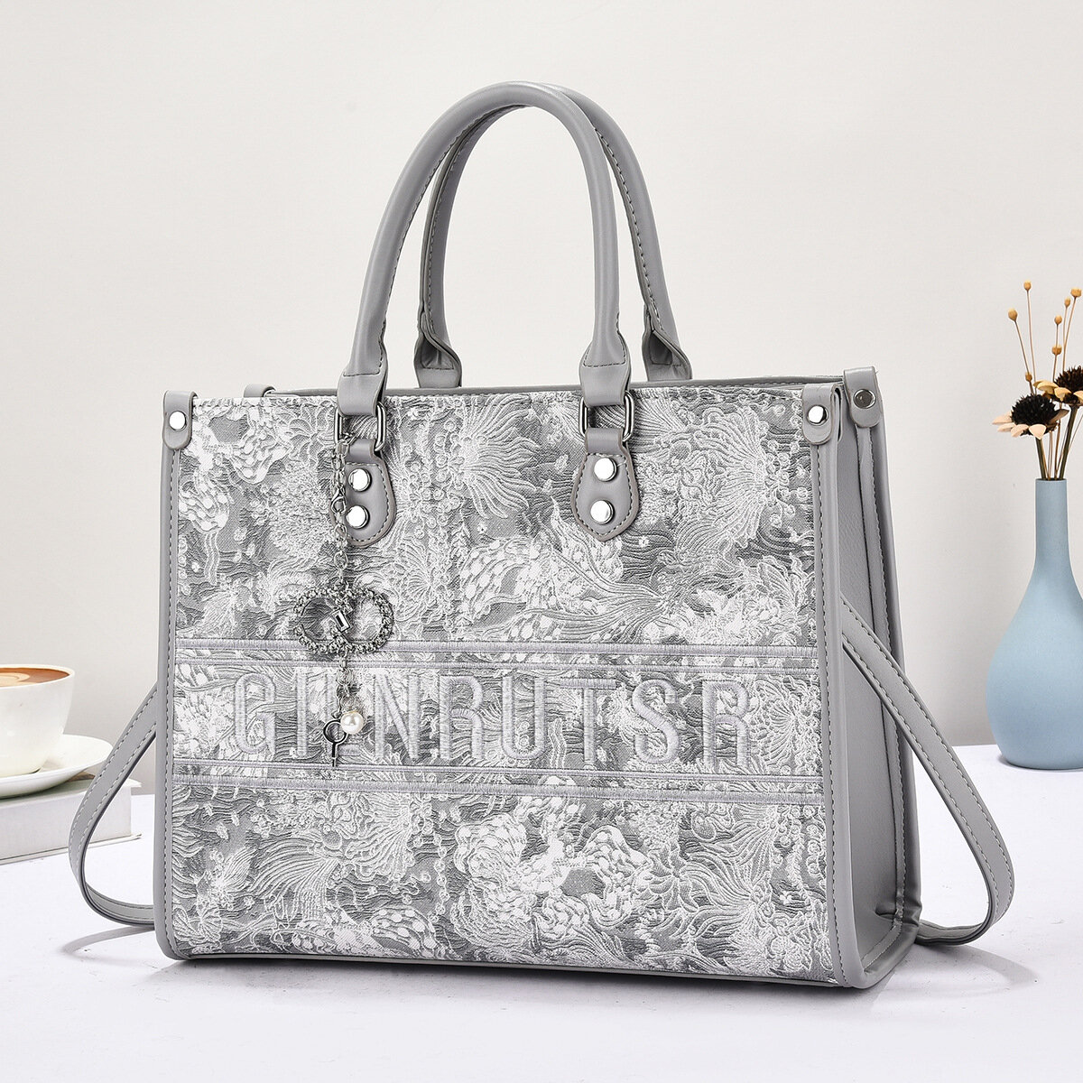 Элегантная женская сумка A95760 с китайской вышивкой: традиции и современность