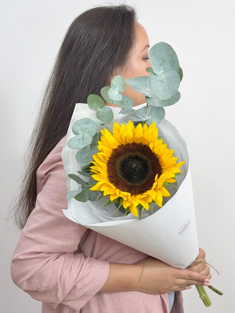 Стильный букет с подсолнухом и эвкалиптом в аквабоксе желтый